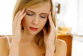 mujer con dolor de cabeza mujer con dolor de cabeza